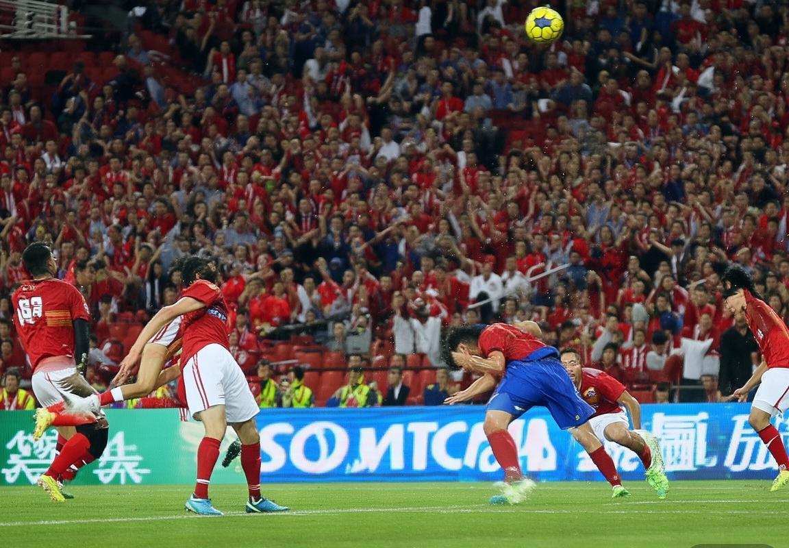 恒大对斯威2018赛季焦点战：激战高潮迭起，判罚争议不断